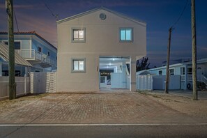 Et toetagers hus med en overdækket indkørsel og en lukket baghave.