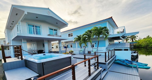 Luxury 4B/3B, Private Canal, Kayaks, 13 ft Hydrotherapy Swim Spa & Serene Views.