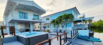 Luxury 4B/3B, Private Canal, Kayaks, 13 ft Hydrotherapy Swim Spa & Serene Views.