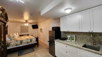 Een koelkast, een magnetron, een oven, een kookplaat