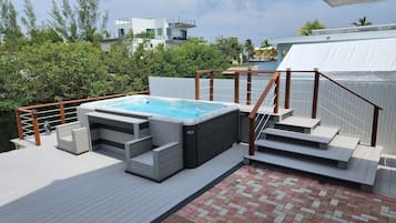 Een buitenzwembad, een verwarmd zwembad