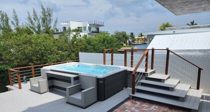 Charming Canal-Front House | WiFi+Swim+Kayak+Fish