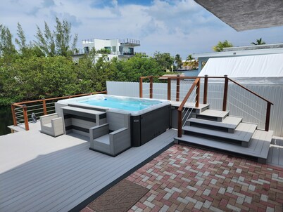 Charming Canal-Front House | WiFi+Swim+Kayak+Fish