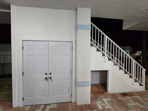 Exterior detail - Luxury 4B/3B, Private Canal, Kayaks, 13 ft Hydrotherapy Swim Spa & Serene Views. (Tavernier)