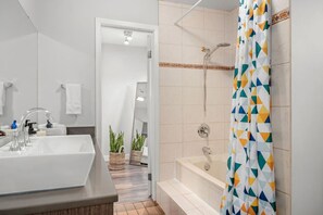 Combined shower/tub, hair dryer, towels, soap - Funky 1 BR Century Home-Near DT, C-train (Calgary)