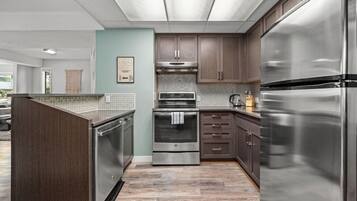 Kjøleskap, mikrobølgeovn, ovn og kokeplater