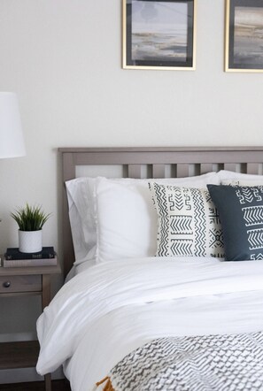 4 habitaciones, escritorio y tabla de planchar con plancha 