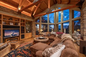 Smart TV, chimenea, estéreo y oficina 