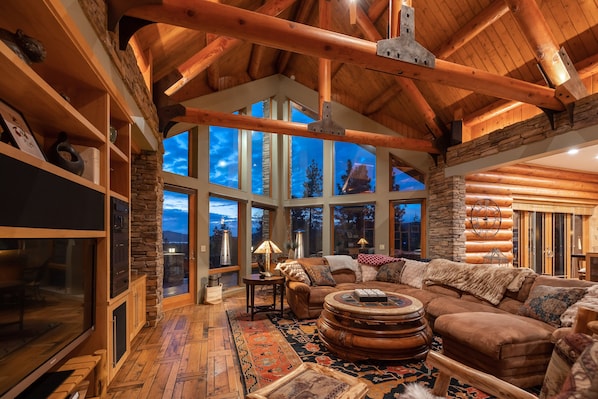 Smart TV, chimenea, estéreo y oficina 