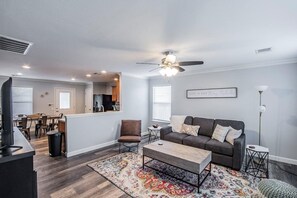 TV - Newly Minted Bungalow, near Austin (Manor)