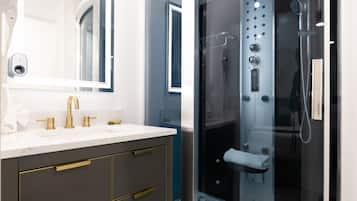 Juniorrum - 1 kingsize-säng | Badrum | Badkar och dusch, regndusch, lyxtoalettartiklar och hårtork