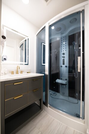 Luxury Presidential Suite (309) | Bathroom - Omeo Suites (Alhambra)