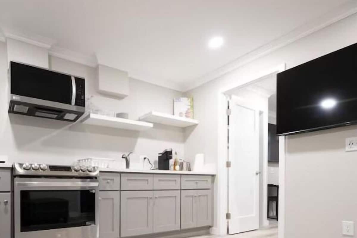 Luxury Presidential Suite with Jacuzzi (310) | Private kitchen | Mini-fridge, paper towels