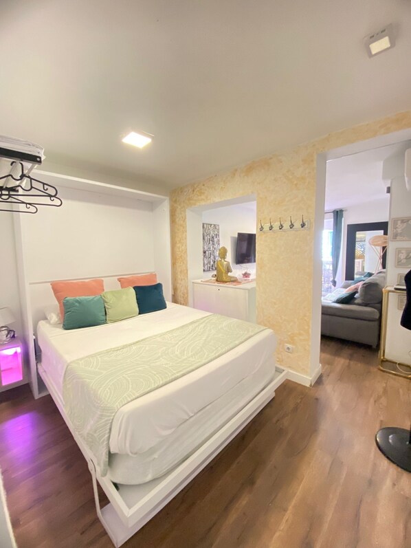 1 habitación, tabla de planchar con plancha, wifi gratis y ropa de cama 