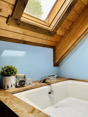 Combined shower/bathtub, jetted bath, hair dryer, towels