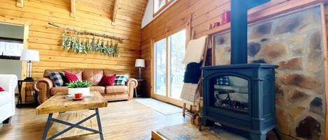 Älytelevisio, takka, videopelejä, DVD-soitin