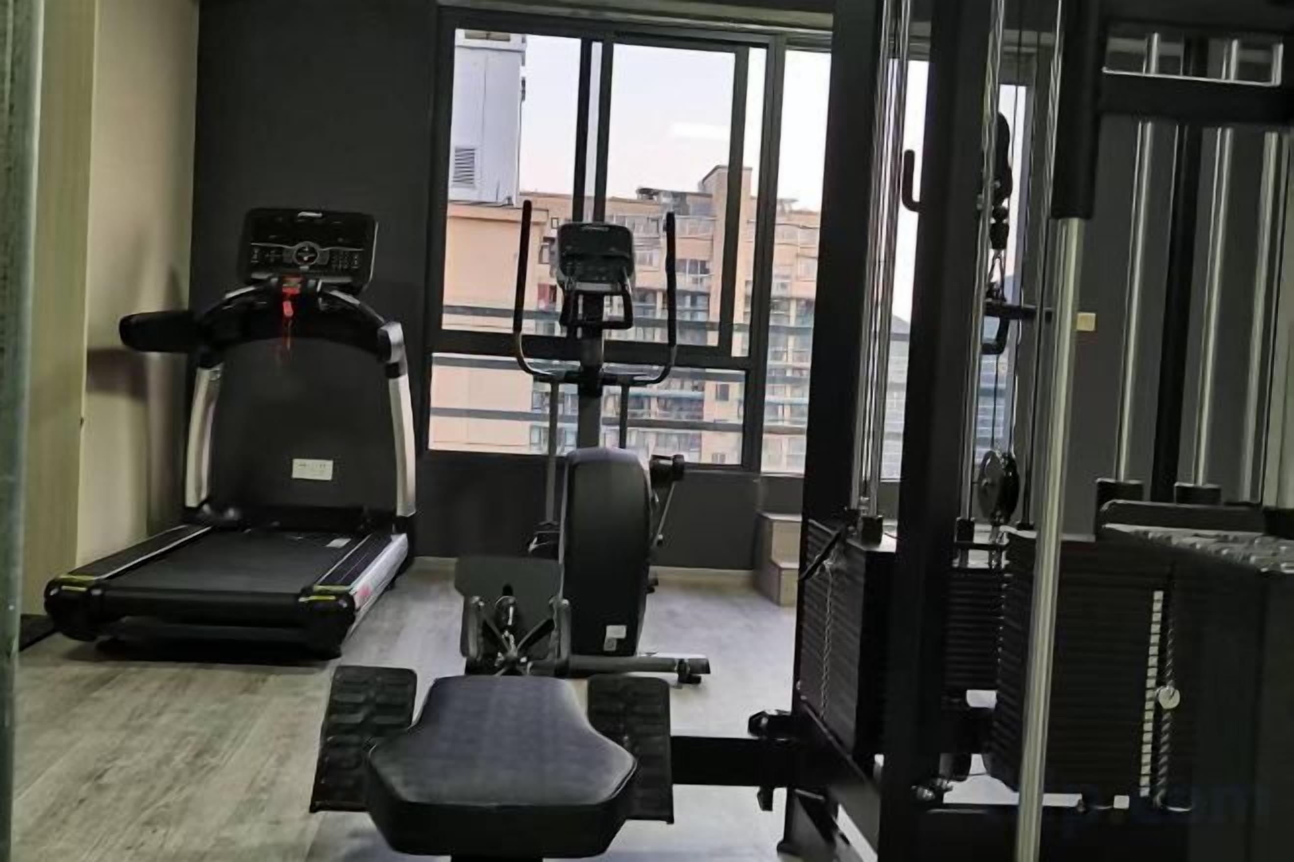 Ett gym med löpband, crosstrainer och styrketräningsmaskiner.