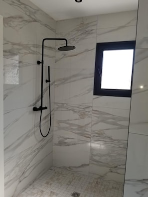 Shower, hair dryer, towels, toilet paper - Porto Vecchio villa with heated pool near San Ciprianu beach (Porto Vecchio)