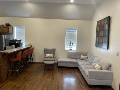 4 bedrooms 3 bath, Tranquil Home, Master suite & Jet tub, Mins from Hot Springs