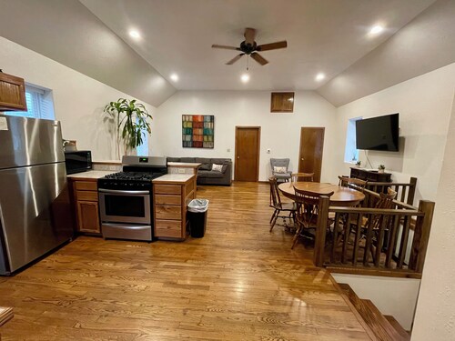 4 bedrooms 3 bath, Tranquil Home, Master suite & Jet tub, Mins from Hot Springs