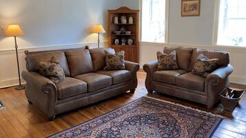 Smart-tv, eldstad och böcker