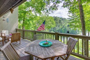Outdoor dining - High-End Sapphire Retreat on Fairfield Lake! (Sapphire)