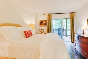 2 bedrooms, desk, iron/ironing board, Internet - High-End Sapphire Retreat on Fairfield Lake! (Sapphire)