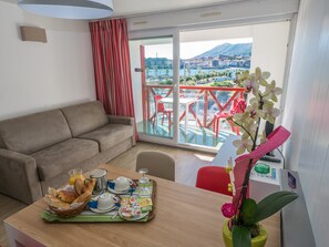 TV - Vue sur le Port | Studio Cabine à 50m de la Plage (Hendaye)