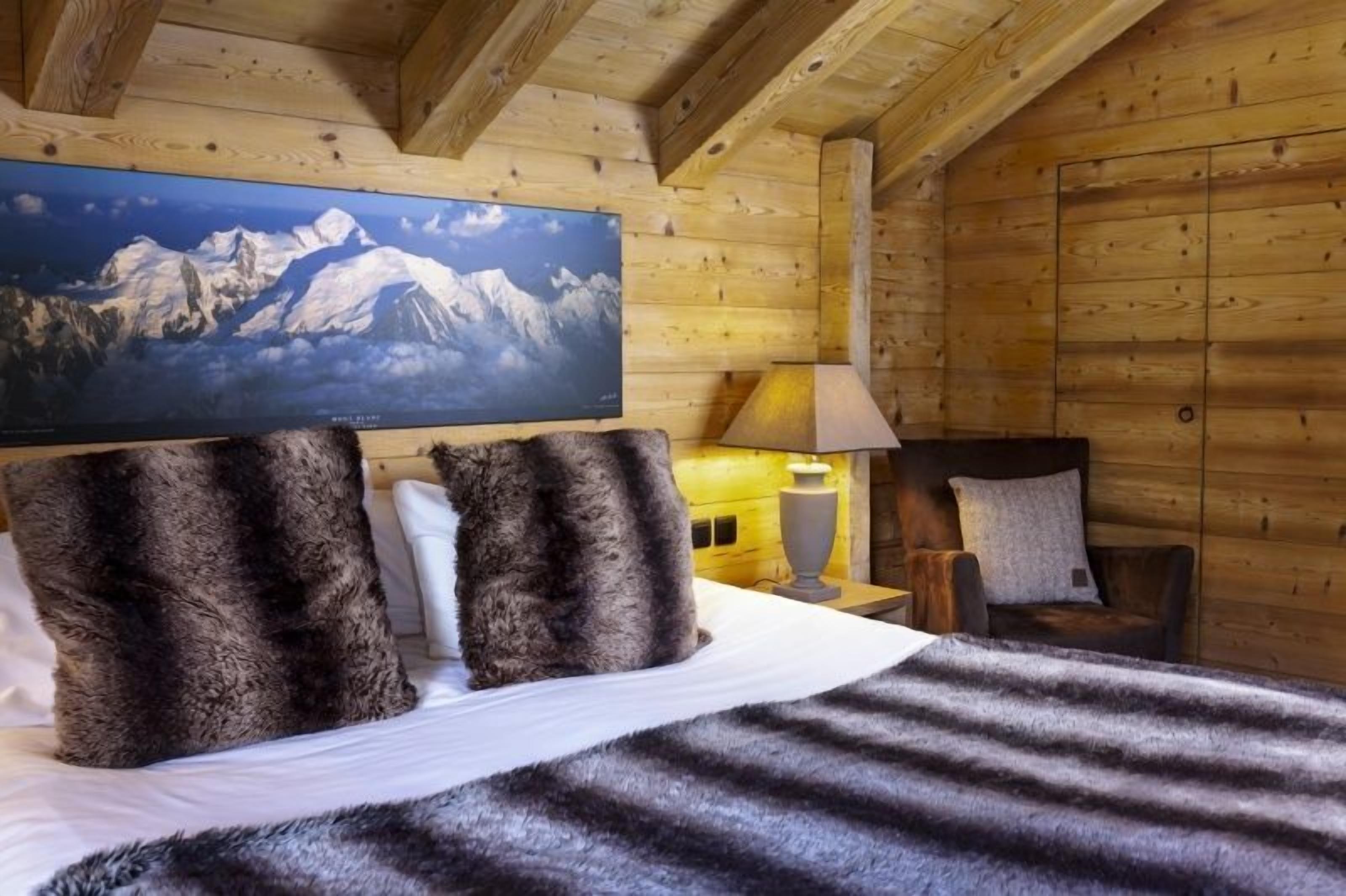 4 bedrooms, travel cot, free WiFi, bed sheets