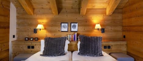 4 bedrooms, travel crib, free WiFi, bed sheets