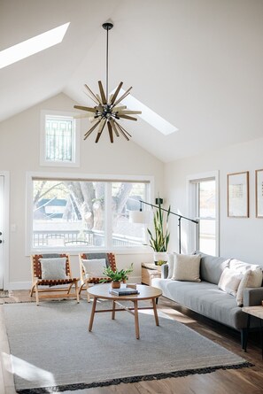 Smart TV - King beds, central location, entire house. Perfect for family gathering! (Saint Paul)