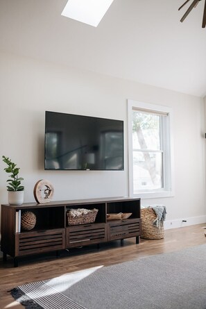 Interior - King beds, central location, entire house. Perfect for family gathering! (Saint Paul)