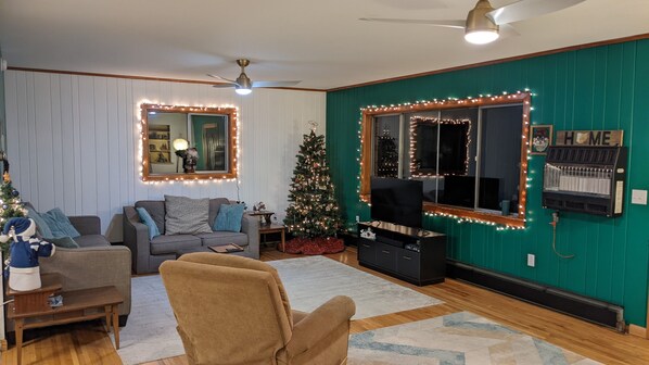 Smart TV, video games - Centrally Located to Seneca Rocks, Canaan Valley Resort, Blackwater Falls (Harman)