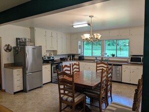 Fridge, microwave, oven, stovetop - Centrally Located to Seneca Rocks, Canaan Valley Resort, Blackwater Falls (Harman)
