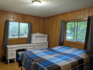 5 bedrooms, desk, iron/ironing board, free WiFi