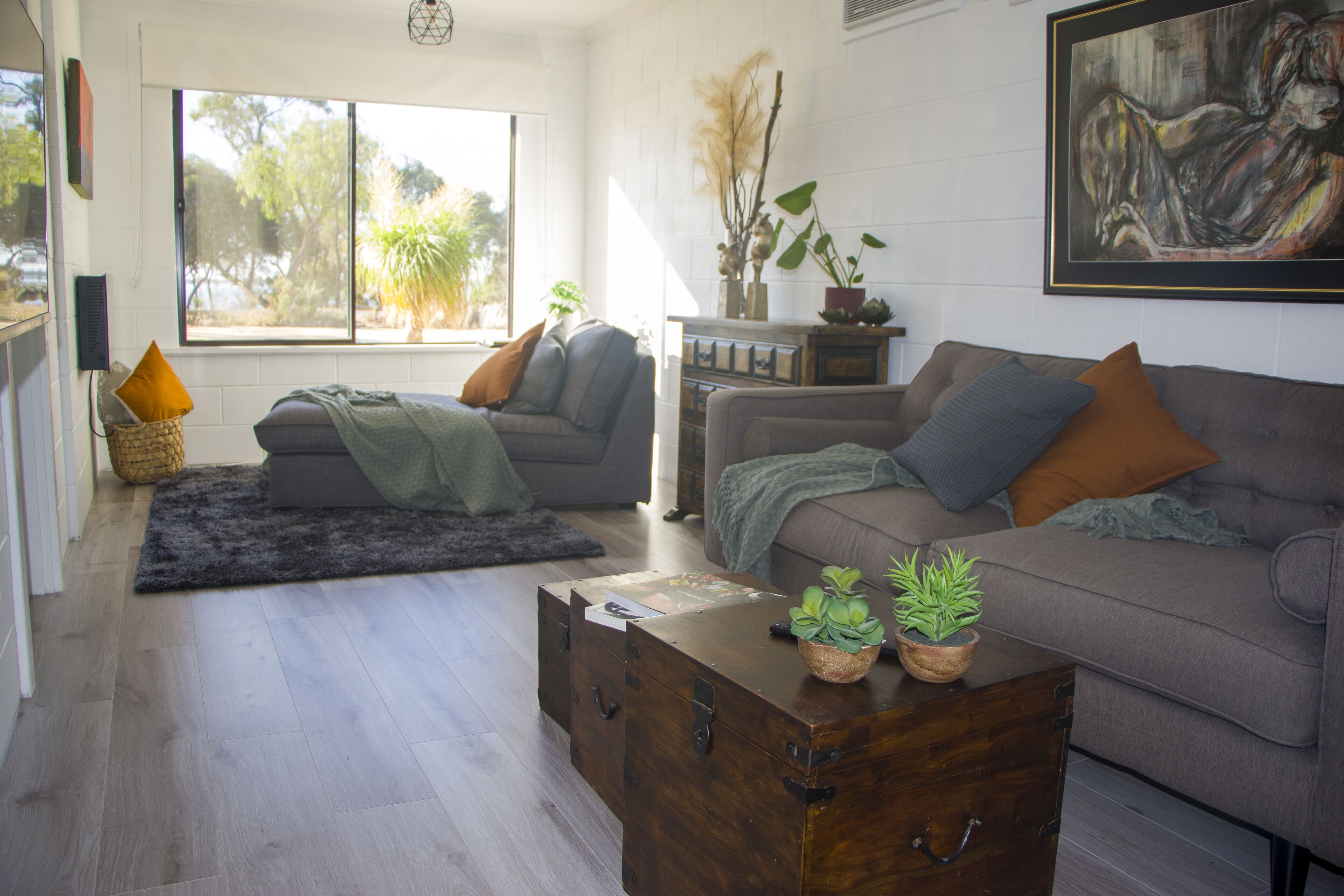 Smart-TV, Kamin, Netflix, Bücher