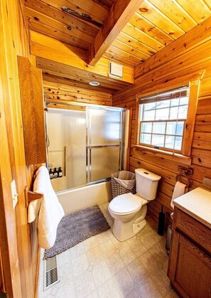 Bathtub, hair dryer, towels - Luxurious Mt Retreat Sauna Hot Tub Fire Pit & Park (Windham)
