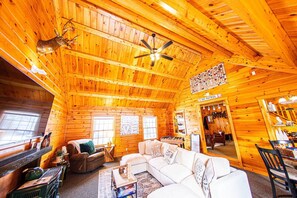 Smart TV, fireplace, video games, ping pong - Luxurious Mt Retreat Sauna Hot Tub Fire Pit & Park (Windham)
