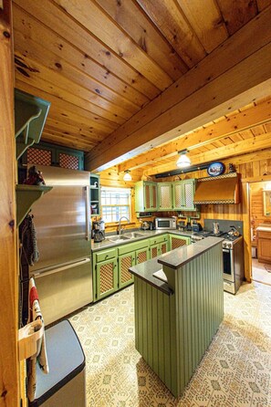 Kahvin-/teenkeitin, jääkaappi, mikroaaltouuni, uuni