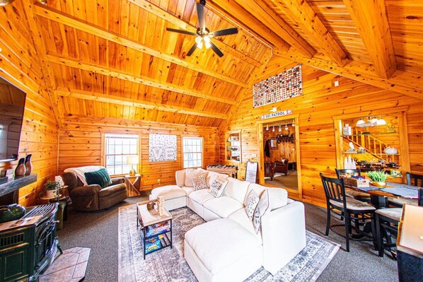 TV connectée, cheminée, jeux vidéo, table de tennis de table