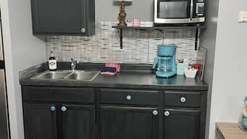 Jääkaappi, mikroaaltouuni, uuni, kahvin-/teenkeitin