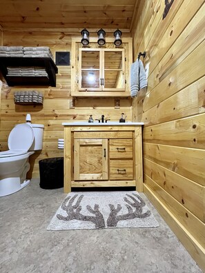 Duschwanne, Haartrockner, Handtücher, Seife