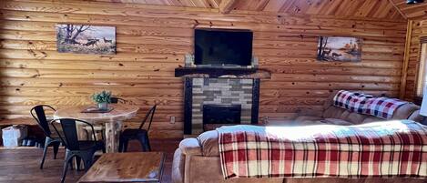 Una Smart TV, una chimenea