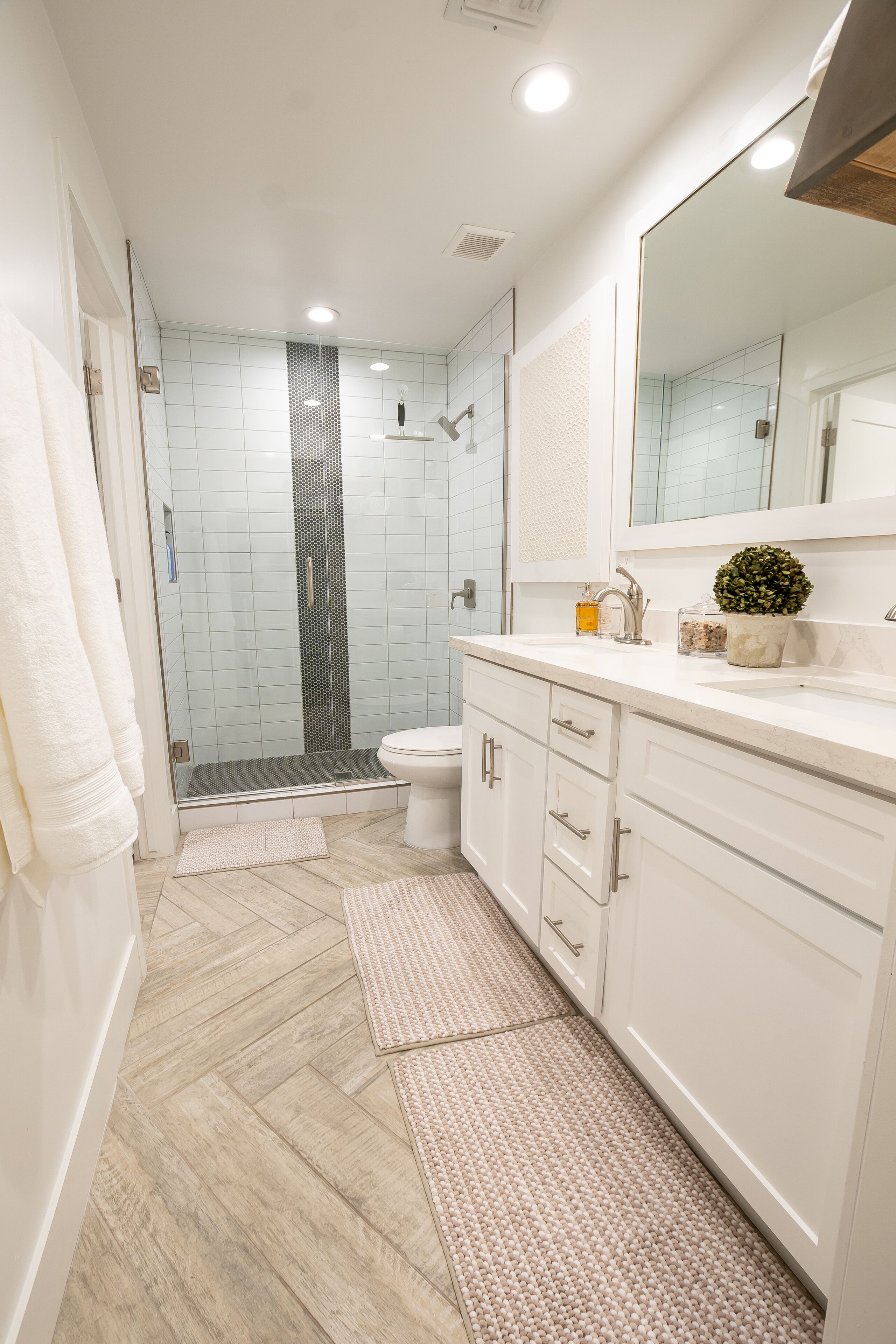 Douche, sèche-cheveux, serviettes fournies, savon