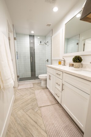 Suihku, hiustenkuivaaja, pyyhkeet, saippua