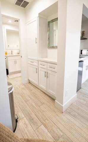 Jääkaappi, mikroaaltouuni, kahvin-/teenkeitin, vedenkeitin