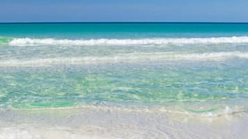 Plage, chaises longues