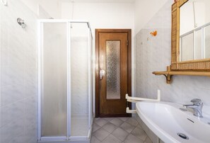 Douche, sèche-cheveux, bidet, serviettes fournies