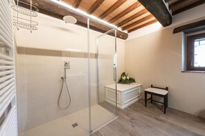 Shower, bidet, towels - Villa la Ghiandaia By MMega (Santa Lucia)