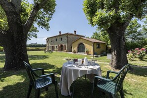 Outdoor dining - Villa la Ghiandaia By MMega (Santa Lucia)
